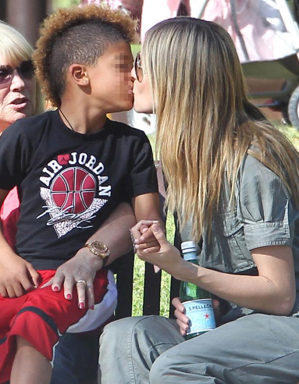 Heidi Klum gibt ihrem Sohn einen Kuss.