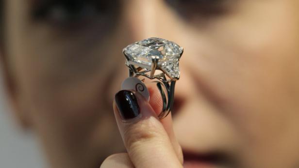 Milliardärsgattin versteigert ihre Juwelen