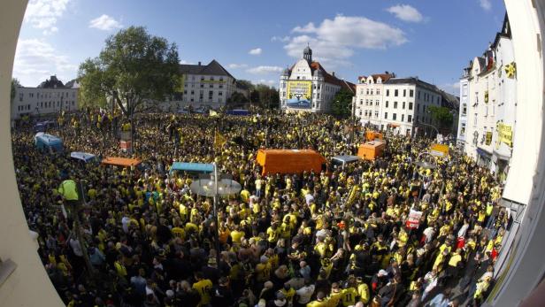 Eine große Menschenmenge in gelben Trikots feiert auf dem Borsigplatz in Dortmund.