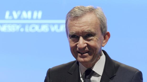 Bernard Arnault, der Vorstandsvorsitzende von LVMH, lächelt.
