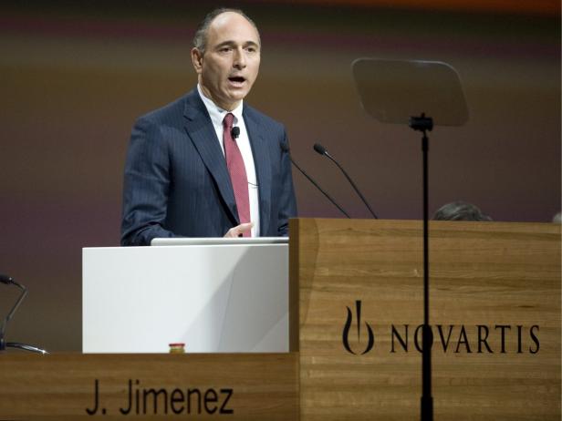 J. Jimenez spricht auf einer Veranstaltung von Novartis.