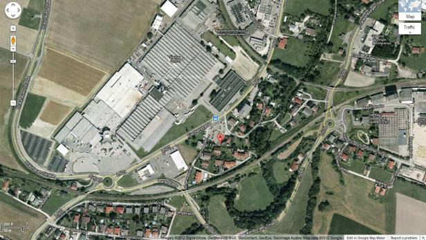 Eine Luftaufnahme eines Gewerbegebiets mit Fabriken und Straßen.