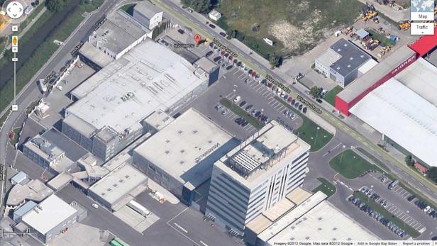 Luftaufnahme eines Industriegebiets mit Bürogebäuden und Parkplätzen an der Wiener Straße.