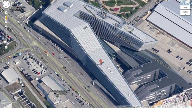 Luftaufnahme des T-Center in Wien, umgeben von Straßen und Parkplätzen.
