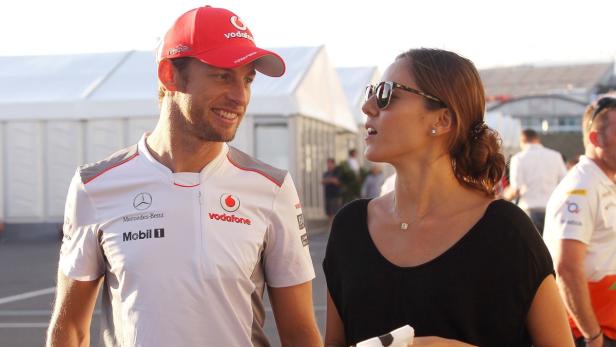 Jenson Button und seine Frau Jessica Michibata unterhalten sich.