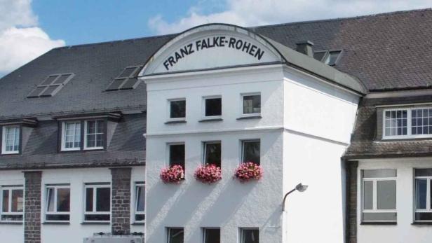 Das Gebäude von Franz Falke-Rohen mit blühenden Blumenkästen an den Fenstern.