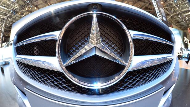 Nahaufnahme des Kühlergrills eines Mercedes-Benz mit dem zentralen Stern-Logo.