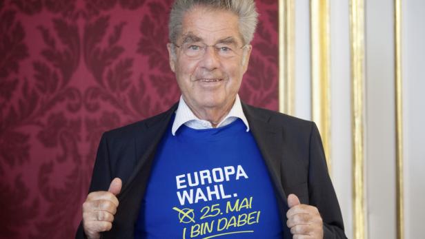 Ein Mann mit Brille zeigt ein blaues T-Shirt mit der Aufschrift „Europa Wahl. 25. Mai. Ich bin dabei“.