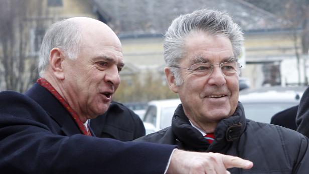 Heinz Fischer und ein weiterer Mann unterhalten sich im Freien.