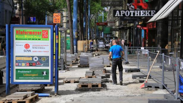 Ein Mann geht durch eine Baustelle in einer Wiener Einkaufsstraße.