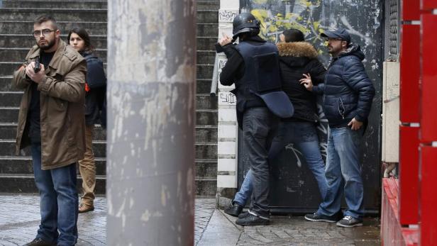 Terroralarm in Paris: Angreifer trug IS-Flagge bei sich