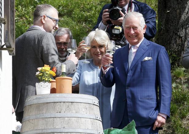 Biowein für die Royals: Charles & Camilla beim Heurigen