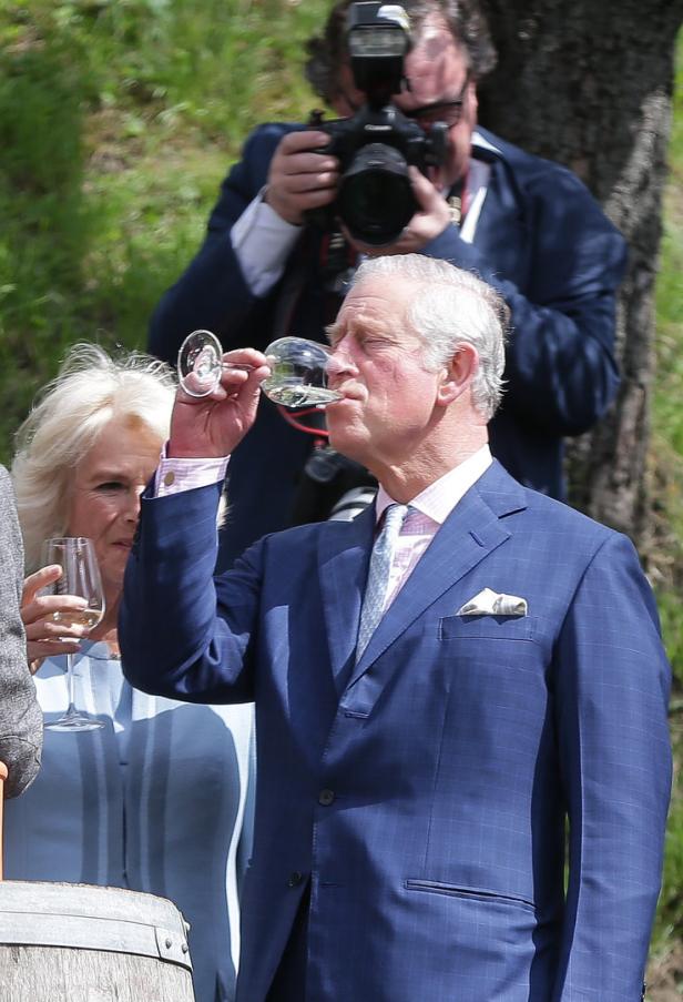 Biowein für die Royals: Charles & Camilla beim Heurigen