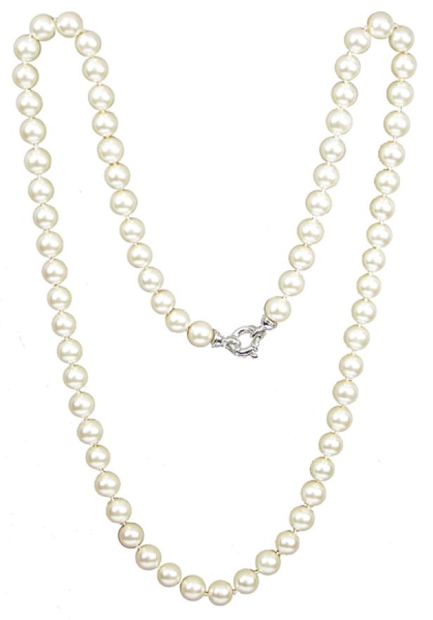 Eine lange Perlenkette mit einem silbernen Verschluss.