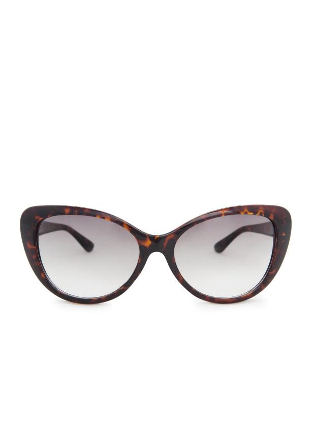 Eine Schildpatt-Sonnenbrille mit grau getönten Gläsern vor einem weißen Hintergrund.