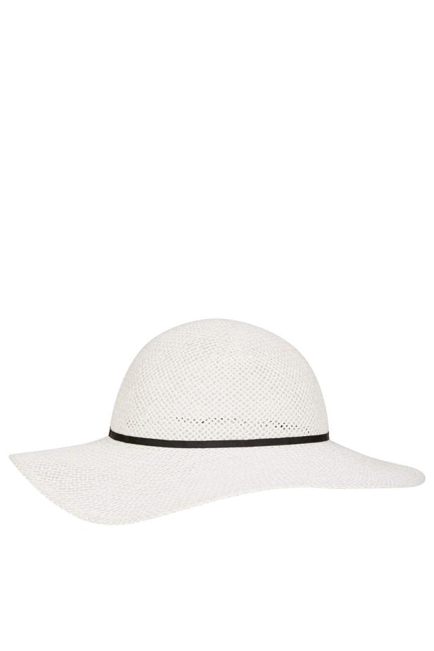 Ein weißer Strohhut mit schwarzem Band.