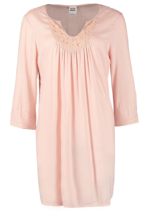 Ein hellrosa Kleid mit Dreiviertelärmeln und Spitzendetails am Ausschnitt.