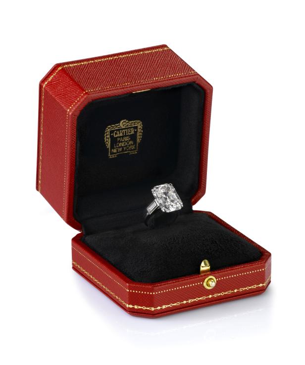 Ein Diamantring in einer offenen roten Schatulle von Cartier.