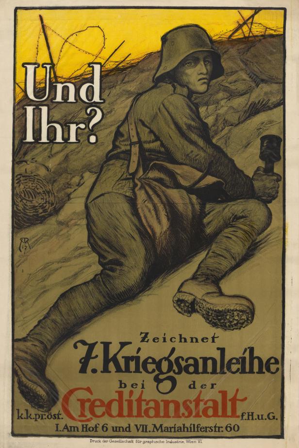 Ein Soldat im Schützengraben hält eine Handgranate in der Hand.