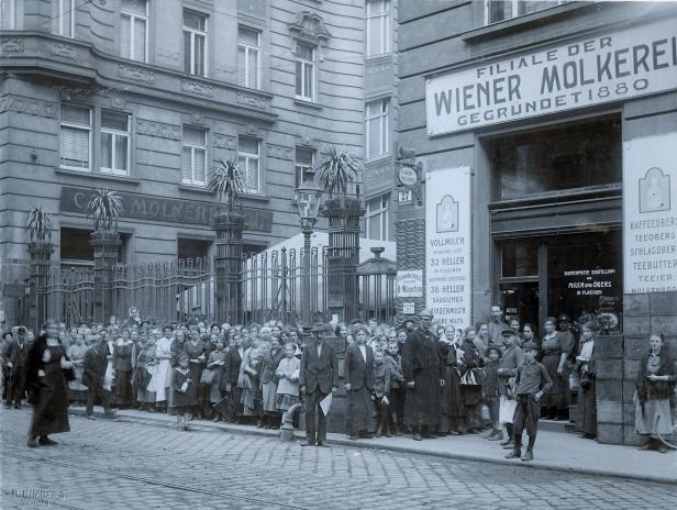 Eine Menschenmenge steht vor einer Filiale der „Wiener Molkerei“ aus dem Jahr 1880.