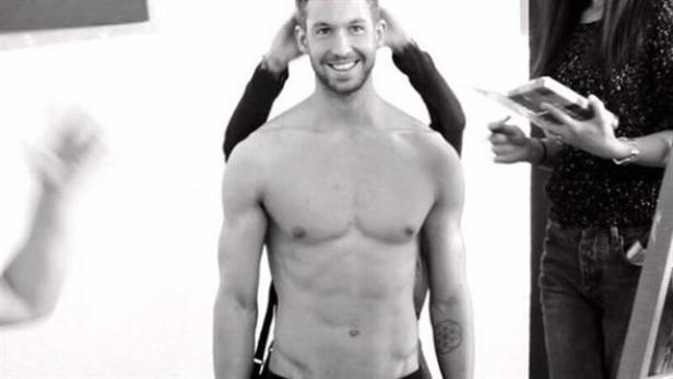 Calvin Harris lächelt während eines Fotoshootings ohne Hemd.