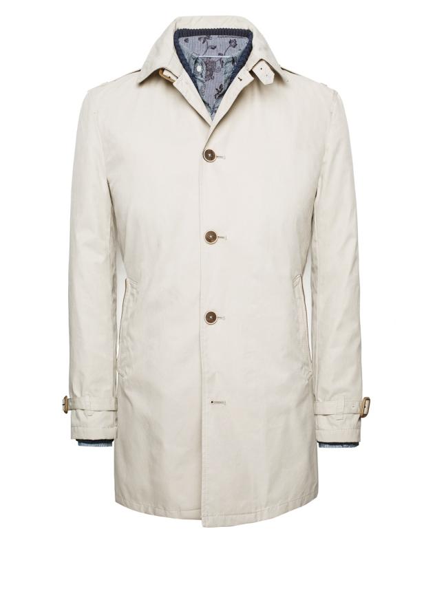 Ein beigefarbener Trenchcoat mit drei Knöpfen vor einem weißen Hintergrund.