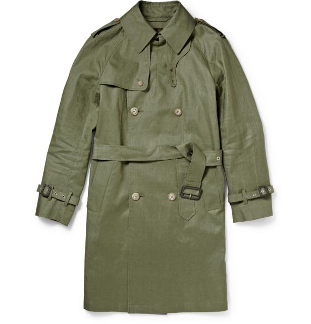 Ein olivgrüner Trenchcoat mit Gürtel liegt auf einem weißen Hintergrund.