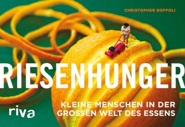 Buchcover von Christopher Boffoli „Riesenhunger: Kleine Menschen in der grossen Welt des Essens“ mit Orange und Miniaturfigur.