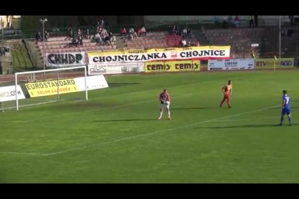 Ein Fußballspiel im Stadion Chojniczanka Chojnice.