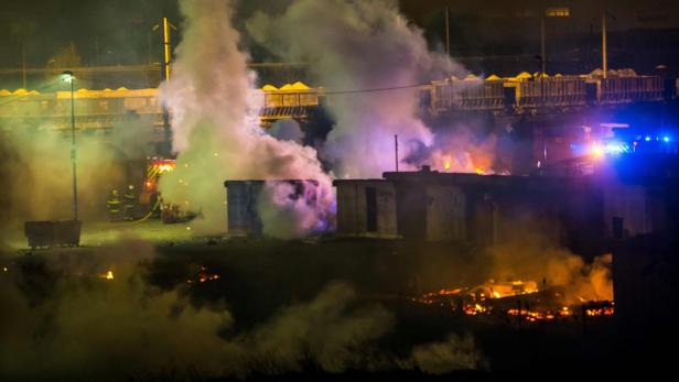 Frankreich: Flüchtlingslager geht nach Unruhen in Flammen auf