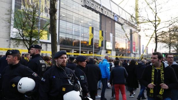 "Sprengstoffangschlag" auf Mannschaftsbus: Bilder aus Dortmund