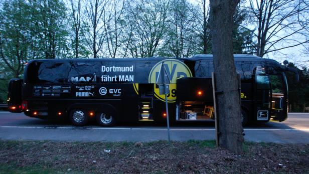 "Sprengstoffangschlag" auf Mannschaftsbus: Bilder aus Dortmund