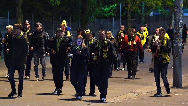 "Sprengstoffangschlag" auf Mannschaftsbus: Bilder aus Dortmund