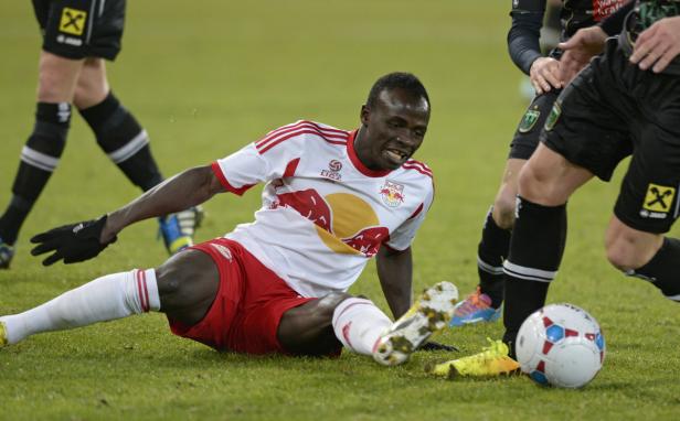 Ein Fußballspieler von Red Bull liegt auf dem Rasen.