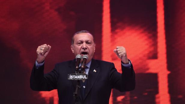 Dündar: Türkei entscheidet sich zwischen Demokratie und Diktatur