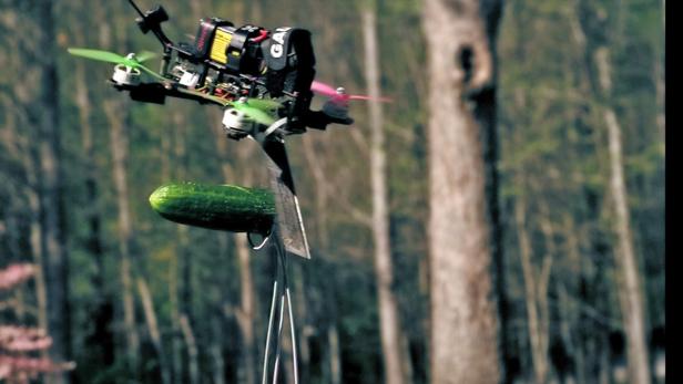 Drohne mit Messer wird zum "Fruit Ninja"