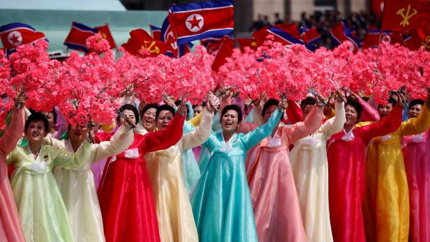Nordkorea demonstriert bei Militärparade Stärke und droht den USA