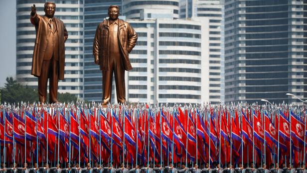 Nordkorea demonstriert bei Militärparade Stärke und droht den USA