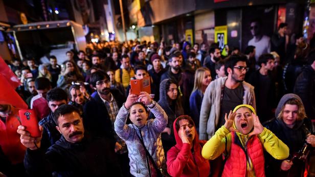 Türkei: Demonstration gegen das "Ja" zum Referendum - die Fotos