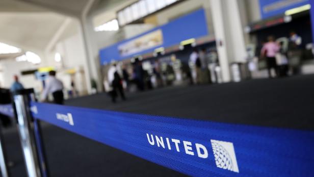 United Airlines warf Hochzeitspaar aus Flugzeug