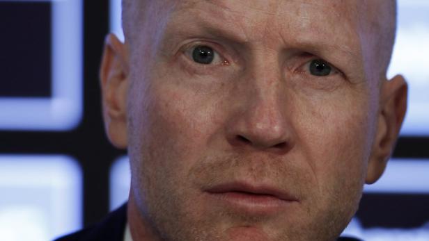 Nahaufnahme vom Gesicht eines Mannes mit kurzen, rötlichen Haaren.