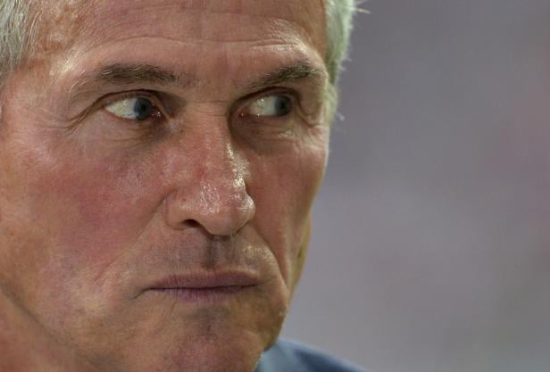 Nahaufnahme des Gesichts eines Mannes mit grauen Haaren.