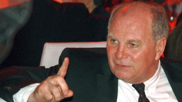 Uli Hoeneß gestikuliert mit erhobenem Zeigefinger.