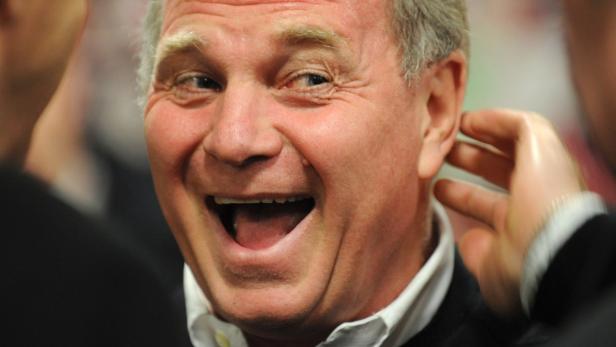 Uli Hoeneß lacht mit offenem Mund.