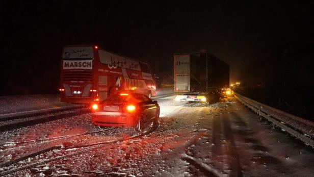Wintereinbruch: Verkehrschaos und Stromausfälle