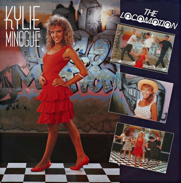 Das Cover von Kylie Minogues Single „The Locomotion“ zeigt die Sängerin in einem roten Kleid.