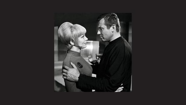 Eine Schwarzweißaufnahme von zwei Schauspielern in Kostümen aus der Originalserie „Star Trek“.