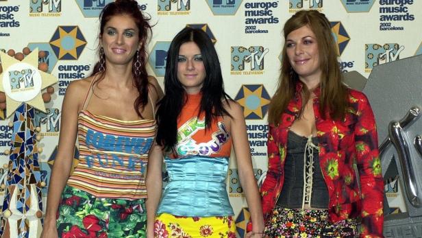 Die drei Mitglieder der irischen Girlgroup B*Witched posieren vor einem MTV-Hintergrund.