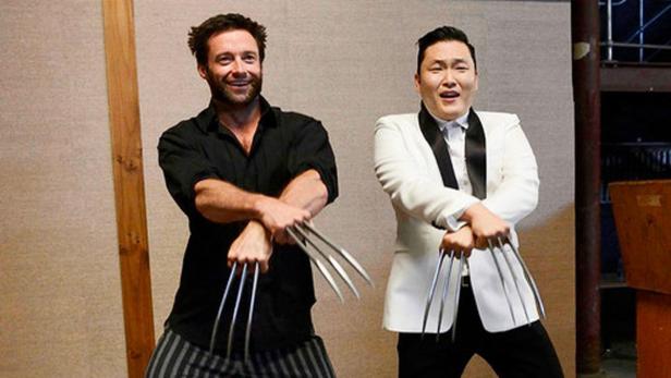 Hugh Jackman und Psy posieren mit Wolverine-Klauen.