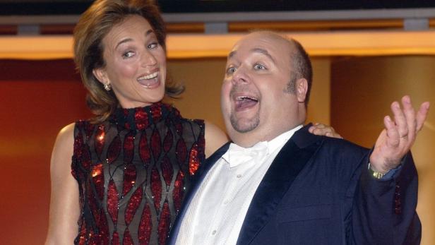 Sonja Zietlow und ein Mann im Anzug lachen in die Kamera.